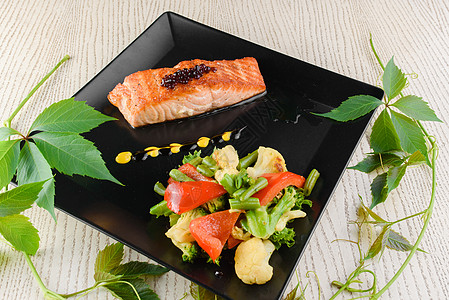 白木桌的黑板上的炸蔬菜鲑鱼片 在白色木制桌子上豆子产品食物盘子油炸熟食正方形鱼片美食牛扒图片