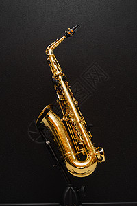 演奏爵士乐的萨克斯乐器 萨克斯管乐器站在黑色背景上白色金属青铜蓝调音乐喇叭工作室铜管木管灵魂图片