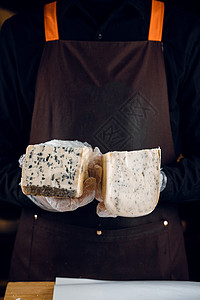 蓝奶酪和果达 手拿意大利草药 持有多尔布卢 戈贡佐拉 罗克福特产品乡村熟食迷迭香牛奶蓝天奶制品羊乳老化模具图片