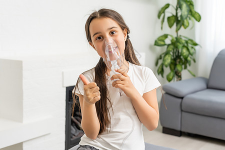 小女孩在家里用雾化器吸入 儿童哮喘吸入器吸入雾化器蒸汽病咳概念疾病攻击呼吸机器药品孩子痛苦面具喷雾器治疗图片