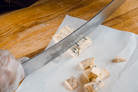 切碎蓝奶酪多尔布卢 戈贡佐拉 罗克福特 法国美食传统烹饪品 盘子里的干酪混合三角形味道熟食乡村老化奶制品剪裁蓝天产品小路图片