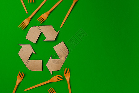 绿色背景的零废废物一次性餐具叉子图片
