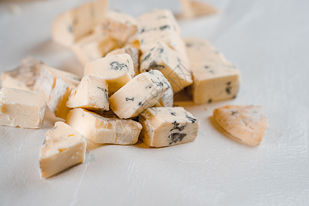 切碎蓝奶酪多尔布卢 gorgonzola roquefort 法国美食传统烹饪熟食老化小路羊乳蓝天剪裁三角形乡村食物迷迭香图片