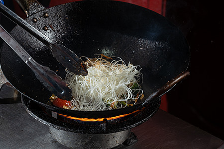 米面和蔬菜烹饪在Wok Pan的火炉里烧着营养洋葱街道油炸平底锅胡椒食物红烧美食厨房图片