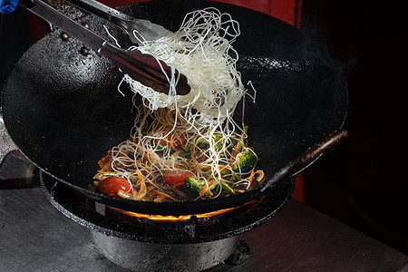 米面和蔬菜烹饪在Wok Pan的火炉里烧着平底锅炒锅食物油炸大豆厨房街道红烧厨师餐厅图片