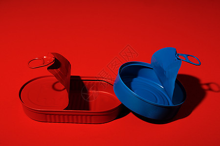 红色背景的蓝铁罐和红锡罐空白罐装产品食物金属锡罐养护蓝色图片