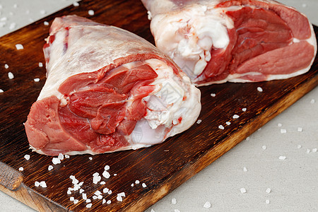 木板上的原羊羔小腿紧闭烹饪迷迭香石板乡村猪肉牛肉肩膀红色产品食物图片