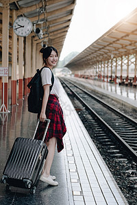 夏天 旅行 度假 放松 一位微笑的女游客在火车站看暑假 旅游概念图片