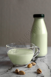 杯子里的Pistachio牛奶 在一瓶牛奶和冰淇淋旁边图片