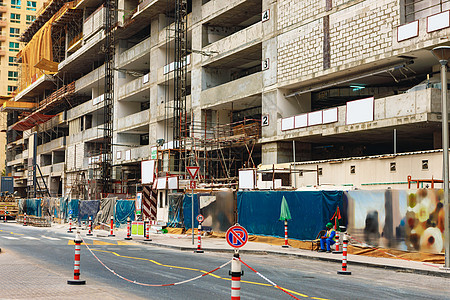 迪拜街上建筑工地的建筑工地活动住宅施工工作建筑学摩天大楼财产城市公寓起重机图片