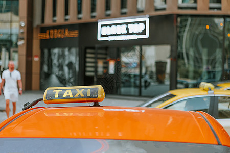 出租车在街上一辆汽车的屋顶上签字图片