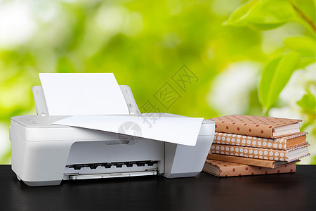 架在桌上的压缩家庭打印机 书面模糊背景的书籍办公室工作打印扫描桌子文书电子产品激光文档商业职场高清图片素材