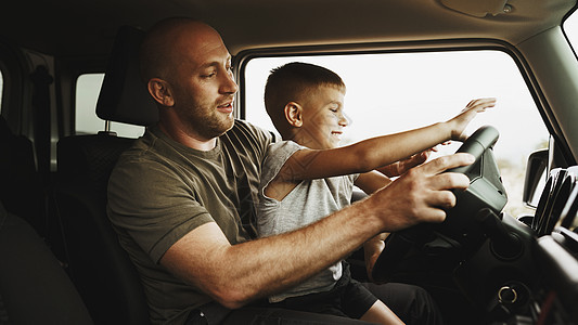 父亲教小儿子在路上开车旅行男人教学运输身份微笑车辆青少年婴儿成人童年图片