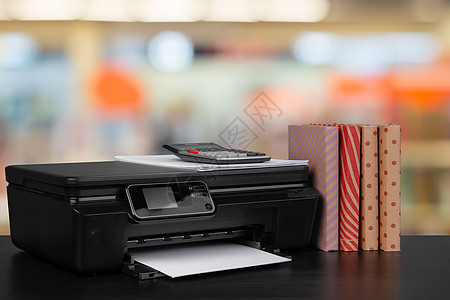 架在桌上的压缩家庭打印机 书面模糊背景的书籍打印扫描工作技术复印件黑色商业复印机电子产品激光图片