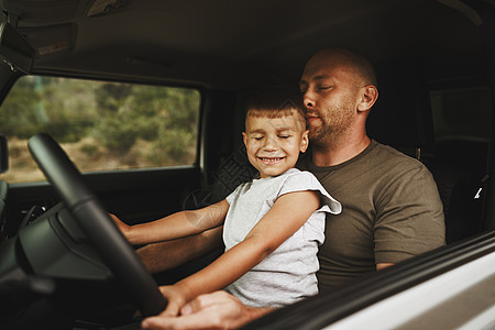 父亲教小儿子在路上开车旅行家庭爸爸婴儿男生孩子活动乐趣运输成人冒险图片