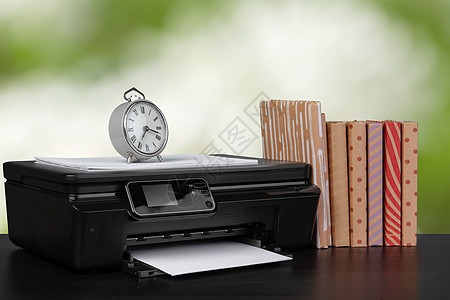 架在桌上的压缩家庭打印机 书面模糊背景的书籍激光打印文书墨水扫描办公室技术工作桌子文档图片