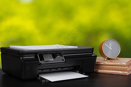 架在桌上的压缩家庭打印机 书面模糊背景的书籍激光桌子扫描器扫描职场墨水复印件商业电子产品打印图片