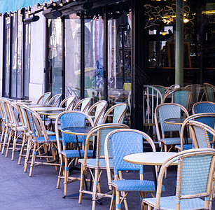 空的巴黎街头咖啡厅 配有威鸟座椅图片