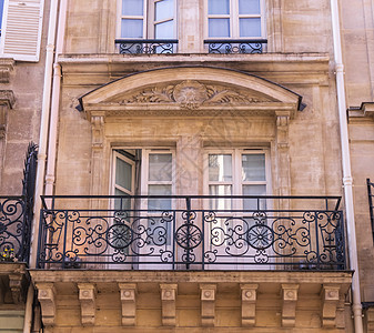 巴黎的窗户和阳台 在阳光明媚的日子图片