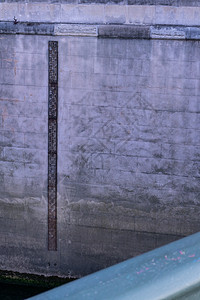 测量塞纳河深度的金属比例尺图片