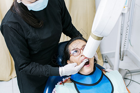 做牙科 X 光的女牙医 给病人做 X 光的女牙医 做牙科 X 光的女牙医 牙科 X 光概念卫生光口口腔科治疗药品x光考试职业诊所图片