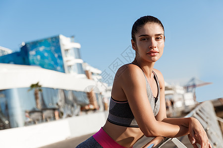 近距离在海边户外锻炼 在码头上露出喜悦的面孔 站立着一对有吸引力的女性选手运动员跑步赛跑者成人有氧运动运动女孩海洋阳光天空图片