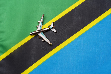 在坦桑尼亚的旗帜上铺设旅行和旅游的概念图片