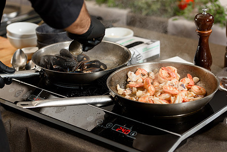炉灶上装有贝贝和虾的2个锅食物美食盘子餐厅海鲜营养食谱烹饪午餐甲壳图片