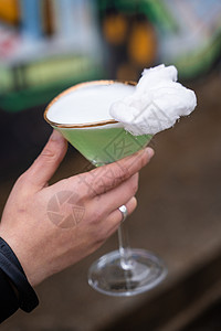 绿色酒精鸡尾酒在玻璃中装饰 用棉花糖和彩色背景酊剂调酒师君度庆典餐厅液体糖果补品果汁酒吧图片