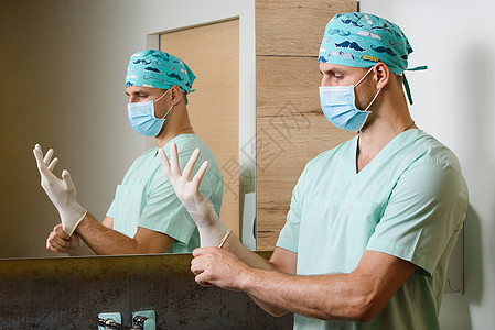 医生手上戴着无菌医用手套看着手 以防止冠状病毒 covid 19 在中国大流行 手部卫生图片