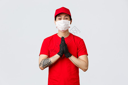 穿着红帽子和T恤 戴保护面罩和手套 举手祈祷 乞讨 恳求某事 请不要离开这家医院 或申请什么导游男性互联网购物餐厅载体船运杂货店图片