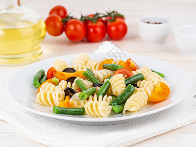 意大利沙拉加番茄 橄榄 绿豆 侧观 闭合菜单叶子传统美食盘子餐厅香料食物饮食蔬菜图片