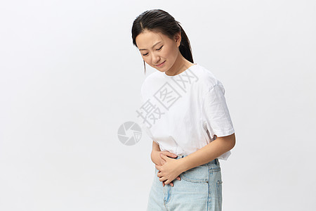 妇女的健康问题胃痛 不幸的悲伤痛苦晒黑了美丽的年轻亚洲女人触摸生病的胃 在白色背景下孤立地摆姿势 伤害 健康状况不佳 疾病概念 图片