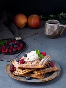 比利时华夫饼 有草莓 巧克力糖浆和深底茶 侧观 垂直面的早餐图片