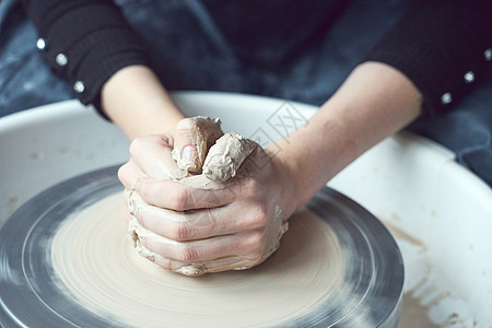 女人在轮子上制作陶器 双手特写 陶瓷器皿的创作 手工 工艺 体力劳动 商务 赚外快 把爱好变成现金 把激情变成工作女士艺术家艺术图片