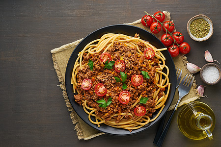 面食和西红柿 深木背景 顶视图 复制空间的布卡蒂尼食物蔬菜猪肉余弦面条长叶牛肉草本植物饮食化合物图片