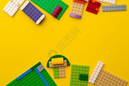 分散在黄色背景的小孩玩具构建器细节Name活动机械幼儿园婴儿工具童年创造力游戏立方体娱乐图片