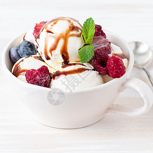 杯子里的香草冰淇淋 鲜红莓 蓝莓 巧克力图片