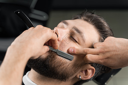 理发店的剃须刀直裁男子胡子 理发师为帅哥做发型造型师客户顾客刮胡子女士头发刀刃理发男性男人图片