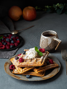 比利时华夫饼 有草莓 巧克力糖浆和深底茶的早餐图片