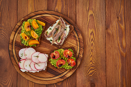 丹麦传统三明治 黑黑黑面包 配有鱼 蔬菜 复制空间图片