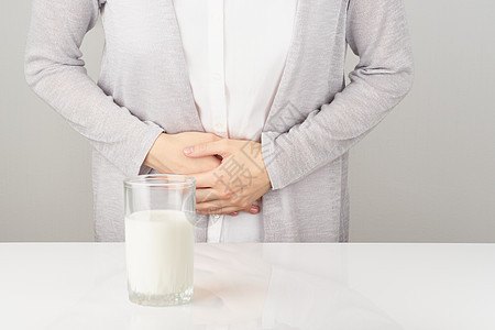 女人旁边的一杯牛奶 有坏胃痛胀气疼痛症状腹胀发酵玻璃细菌女士乳糖食物图片