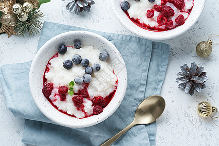 圣诞食物 大米布丁 顶端景色 健康食用果子牛奶的维珍饮食早餐图片