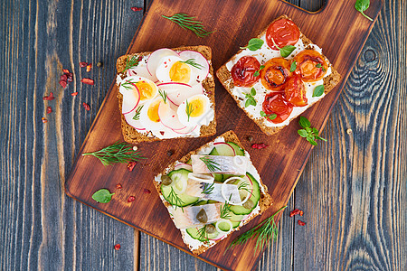 传统丹麦三明治 黑黑麦面包加鱼 牧草和羊肉奶油早餐美味饮食鲱鱼小吃蔬菜午餐食物面包图片
