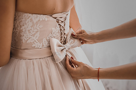 穿着婚纱新娘的后背婚姻女性玫瑰套装美丽女士庆典裙子美甲订婚图片