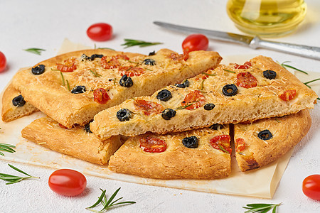 Focaccia 披萨 用西红柿 橄榄和迷迭香粉切碎意大利扁面包午餐面包乡村草本植物食物蔬菜迷迭香小麦面团美食图片