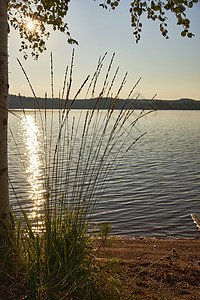 美丽的日落 湖中的太阳反射在湖中图片