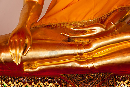 坐在佛像详细细节上 泰国寺院上帝宗教服装纪念碑衣服场所金子金属服饰图片