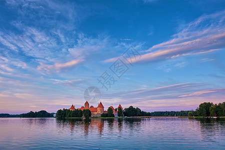 立陶宛加尔维湖特拉凯岛城堡天空游客反射风景胜地景点旅游戏剧性图片