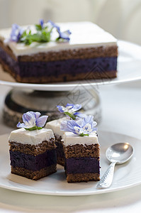 蓝莓的馅饼条 夹了冰淇淋奶油 背景模糊美食蛋糕早餐食物烹饪紫色盘子静物季节浆果图片